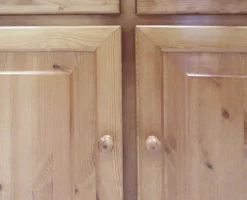 Bissolo Casa Credenze E Vetrine In Arte Povera<Cristalliera LOSANNA: offerta cristalliera LOSANNA in legno di pino